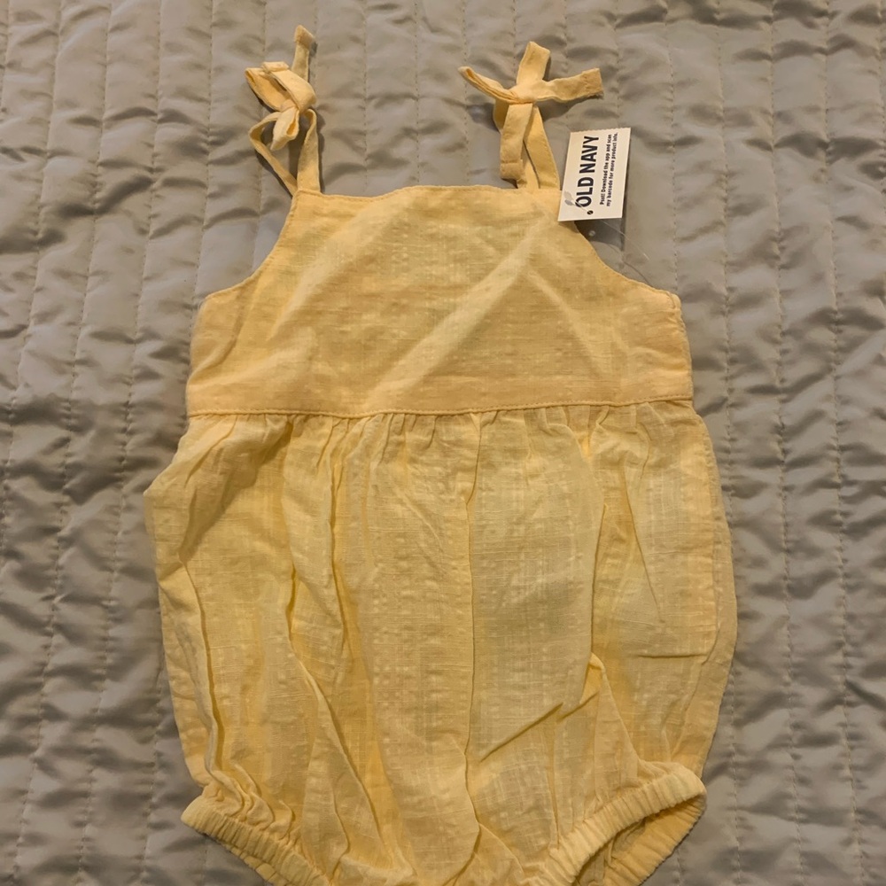 Old Navy Baby Girl Yellow Bubble Romper with Bow Straps 6-12 months NWT